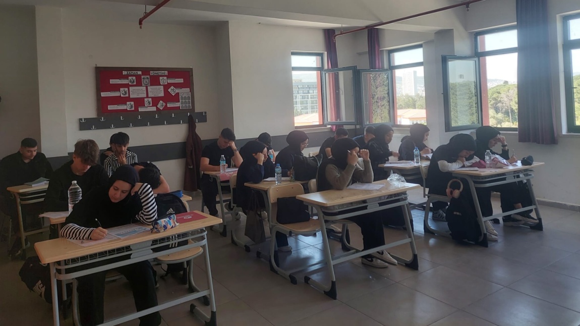 Hedef YKS 2025 Kapsamında 11 ve 12. Sınıflara Deneme Sınavı Uygulandı